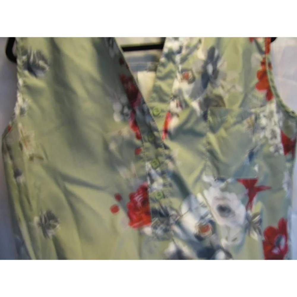 Amazon top, size XL, spring green floral sleeveless collar Button front. - Picture 9 of 9